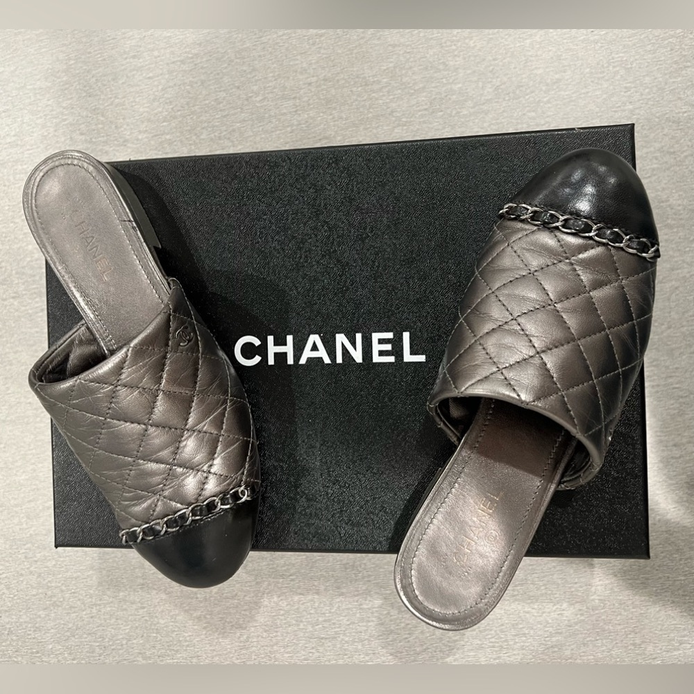 CHANEL DK SILVER / black Mules 2017 C9981 chain detail size 35 EUC